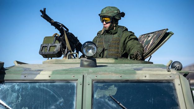 Żołnierz bez insygniów na Krymie w 2014 r.