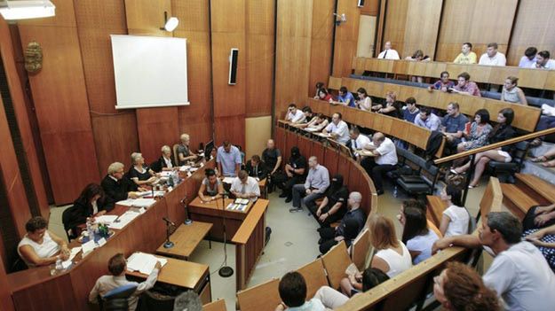 Proces ws. głośnego zabójstwa Romów na Węgrzech - naprzeciwko sędziego siedzi czterech oskarżonych