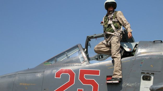 Rosyjski pilot opuszcza kokpit Su-25 w bazie lotniczej w Syrii