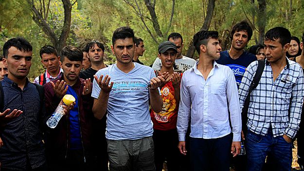 Imigranci z Afganistanu, którzy dotarli na wyspę Lesbos