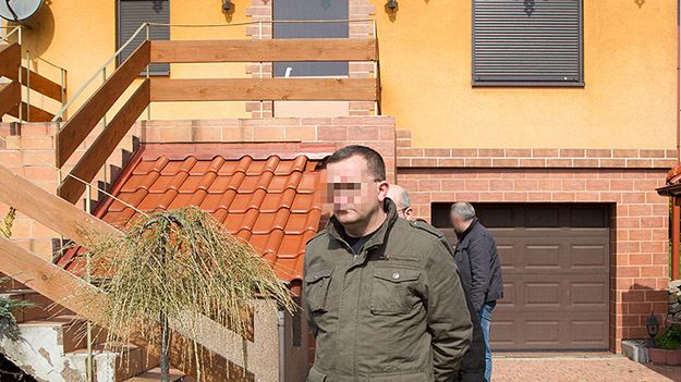 Dariusz P. przed domem w Jastrzębiu Zdroju, podczas prowadzonych na miejscu czynności policyjnych