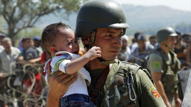 Dziecko uchodźców na granicy macedońsko-greckiej