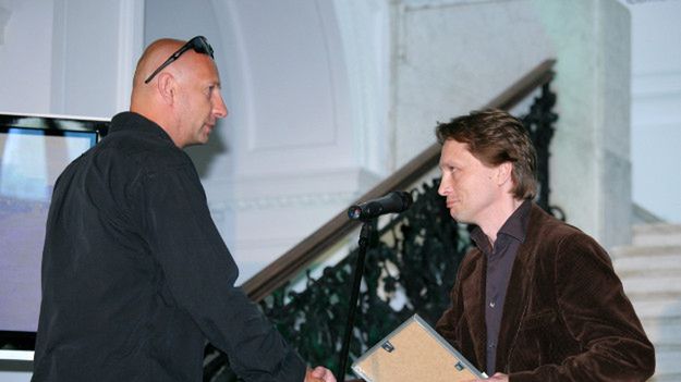 Piotr Andrews (z lewej) odbiera nagrodę za I miejsce w kategorii"wydarzenia zdjęcie pojedyncze", z rąk szefa Działu Foto "Rzeczpospolitej" Michała Sadowskiego; 2008 r.