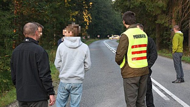 Wizja lokalna we wrześniu 2014 r. - na zdjęciu Józef C., zabójca 16-latka z Zębu
