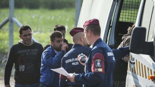 Imigranci na przejściu granicznym między Węgrami i Serbią