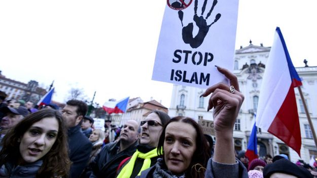 Antyislamska demonstracja w Pradze niedługo po atakach na redakcję "Charlie Hebdo", styczeń 2015 r.