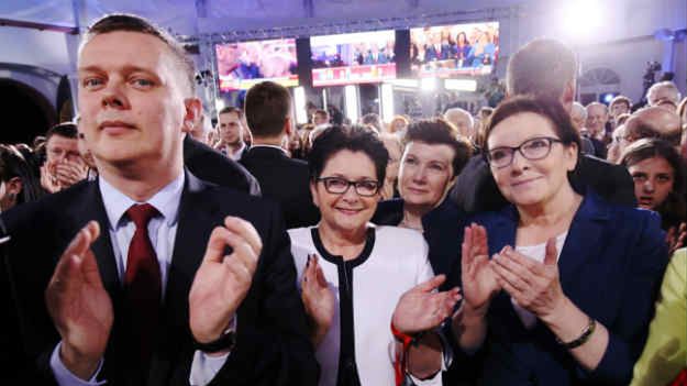 Politycy PO podczas wieczoru wyborczego w sztabie Bronisława Komorowskiego