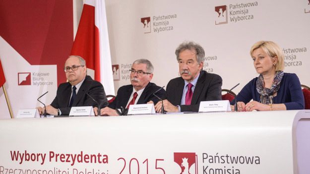 Członkowie Państwowej Komisji Wyborczej: przewodniczący Wojciech Hermeliński (2P), sekretarz Beata Tokaj (P), Zbigniew Cieślak (2L) i Wiesław Błuś (L) podczas konferencji