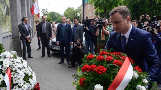 Andrzeja Duda złożył w Warszawie kwiaty pod tablicą upamiętniającą pomordowanych w okresie PRL
