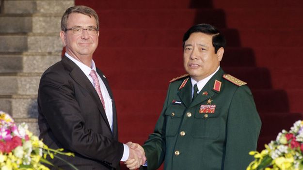Minister obrony USA Ashton Carter ze swym wietnamskim odpowiednikiem gen. Phung Quang Thanhem