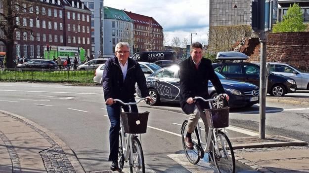 Jacek Jaśkowiak i Maciej Wudarski w trakcie rowerowej przejażdżki po Kopenhadze.
