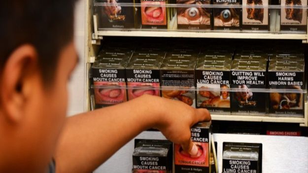 Prawo nakazujące umieszczanie drastycznych zdjęć na opakowaniach papierosów jest przedmiotem pozwu koncernów tytoniowych przeciwko Australii