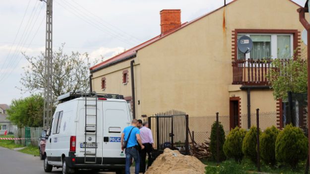 Policja przed posesją w Żychlinie. To tu doszło do tragedii