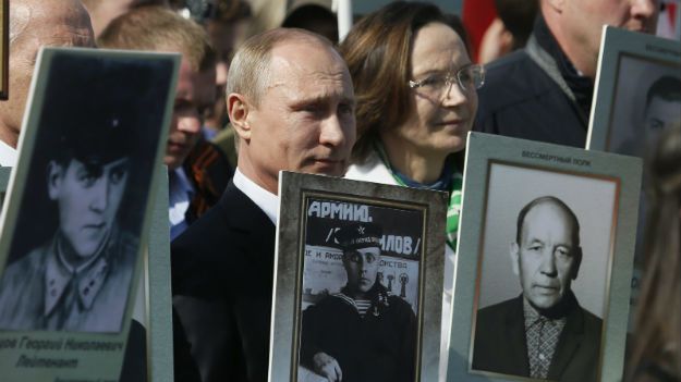 Władimir Putin podczas pochodu z portretem swojego ojca