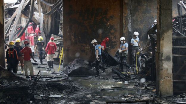 Policjanci w spalonej fabryce. Większość ciał ofiar znaleziono na 2. piętrze budynku