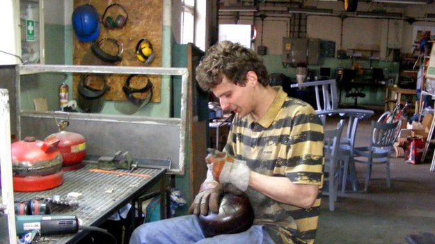 Samuel Szatkowski tworzy z butli gazowych instrumenty muzyczne.