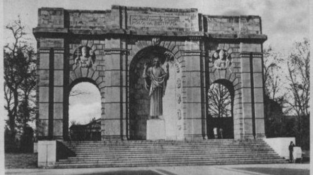 Tak wyglądał Pomnik Wdzięczności zbudowany w 1932 r.