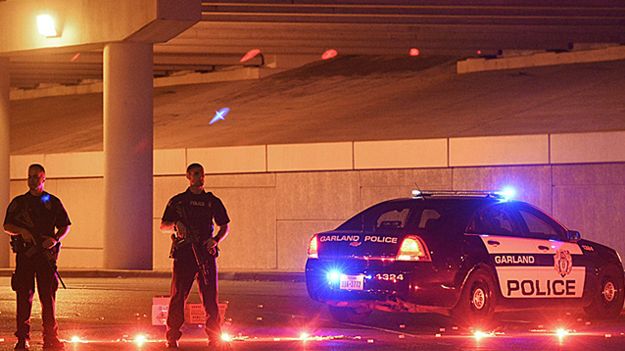 Policja przed budynkiem wystawowym Curtis Culwell Center, gdzie doszło do zamachu