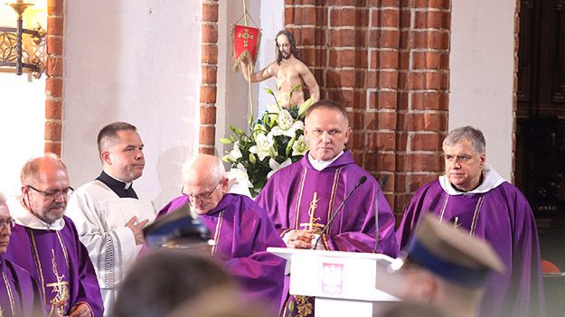 Ksiądz Wojciech Lemański i ojciec Maciej Zięba podczas mszy żałobnej ku czci Władysława Bartoszewskiego w Bazylice Archikatedralnej św. Jana Chrzciciela