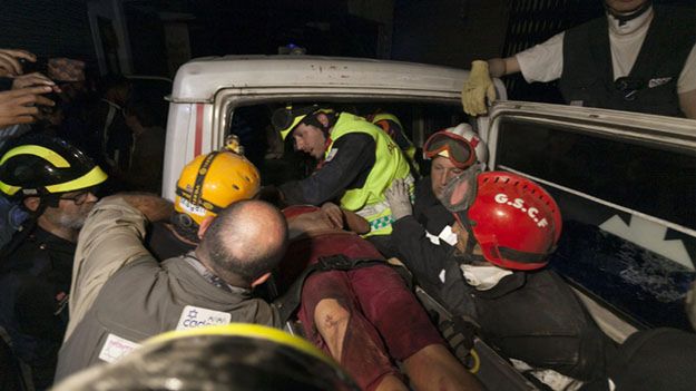 Ocalona kobieta w karetce