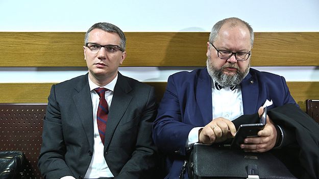 Przemysław Wipler z adwokatem mec. Krzysztofem Wąsowskim. Zdjęcie z dnia rozpoczęcia procesu