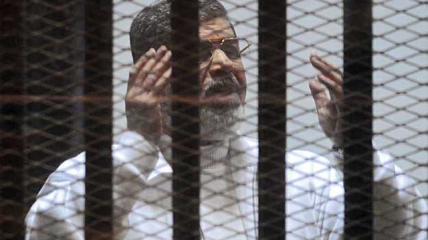 Mohemmed Mursi w lutym 2015, za kratami w sali sądowej