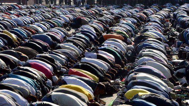 Rosyjscy muzułmanie podczas modlitwy