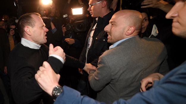 Wymiana zdań pomiędzy zwolennikami Andrzeja Dudy a Andrzejem Hadaczem po debacie prezydenckiej, w siedzibie TVP w Warszawie