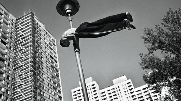 Zdjęcie z reportażu "Miasto nas nie ogranicza, ono nas wyzwala" zamieszczonego w albumie "Polska i Polacy"