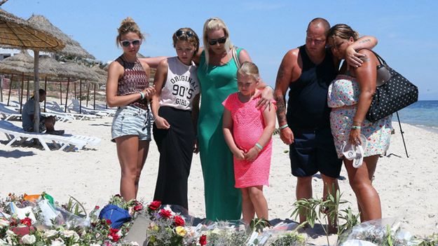 Brytyjscy turyści na plaży w Suse