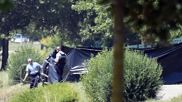 Służby bezpieczeństwa zabezpieczają miejsce, gdzie znaleziono ciało ofiary