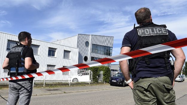 Francuscy policjanci przed zakładem, do którego doszło do zamachu. Ataki przeprowadzono tego samego dnia też w Kuwejcie i Tunezji