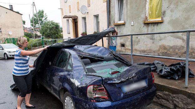 W Międzylesiu na Dolnym Śląsku uszkodzonych zostało ok. 50 aut