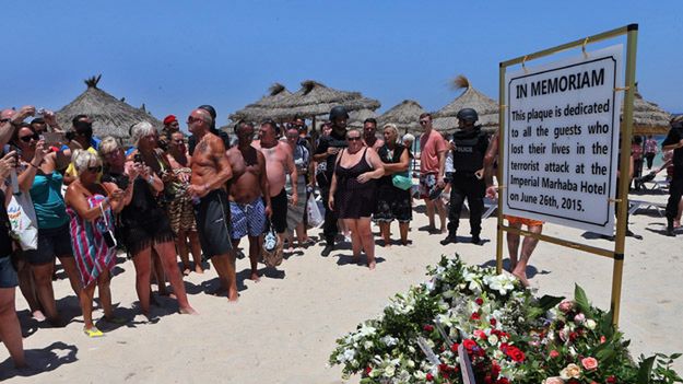Tablica poświęcona pamięci ofiar na plaży, gdzie doszło do zamachu