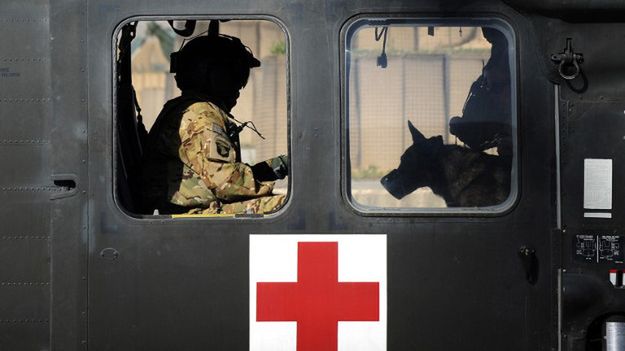 Amerykański śmigłowiec medyczny w bazie w Ghazni, 2013 r.