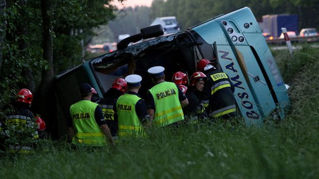 Policjanci i strażacy na miejscu wypadku w Romanowie