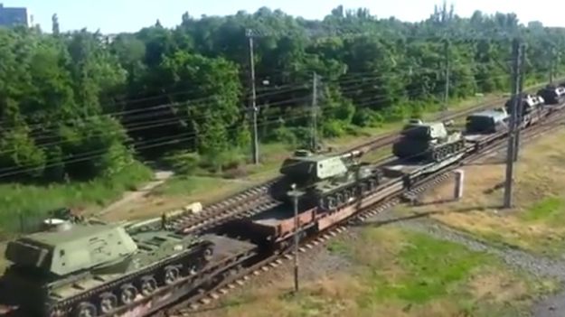 Transport rosyjskiego sprzętu wojskowego przy granicy z Ukrainą