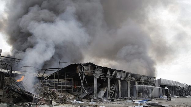 Zgliszcza targowiska w pobliżu Doniecka