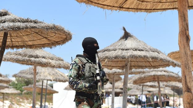 Tunezyjski żołnierz na plaży w Susie po czerwcowym zamachu.