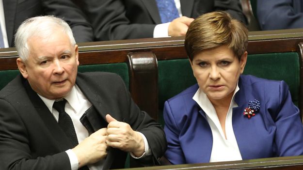 Premier Beata Szydło (i prezes PiS Jarosław Kaczyński na sali obrad w Sejmie.