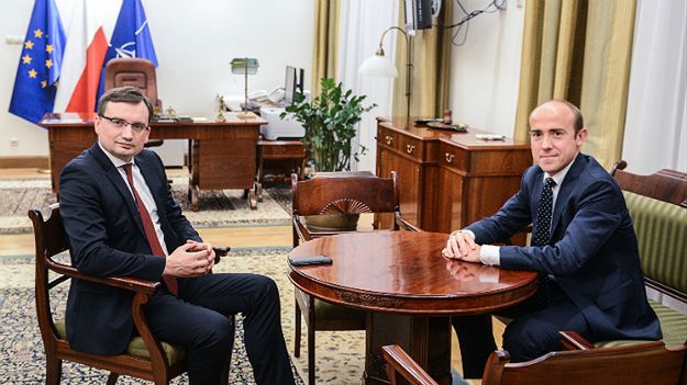 Były minister sprawiedliwości Borys Budka (po prawej) i nowy minister Zbigniew Ziobro