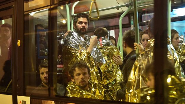 Zamachy znów wstrząsnęły Paryżem - na zdjęciu ci, którzy ocaleli