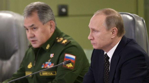 Władimir Putin z szefem MON Siergiejem Szojgu