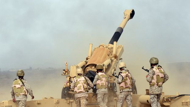 Saudyjscy żołnierze ostrzeliwują cele w Jemenie, gdzie rebeliantów Huti ma wspierać Iran