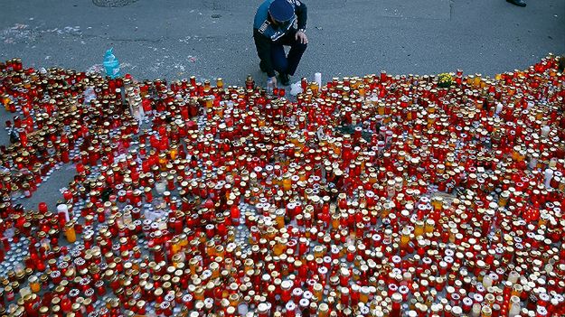 Znicze przed klubem nocnym w Bukareszcie