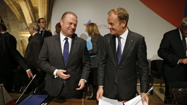 Premier Malty Joseph Muscat oraz szef Rady Europejskiej Donald Tusk podczas szczytu nt. imigrantów