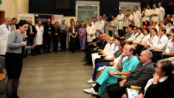 Premier Ewa Kopacz podczas spotkania ze studentami i kadrą Śląskiego Centrum Chorób Serca w Zabrzu.