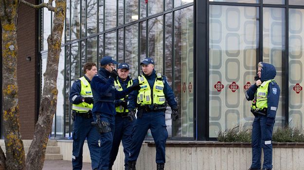 Policja przed szkołą, w której doszło do zabójstwa