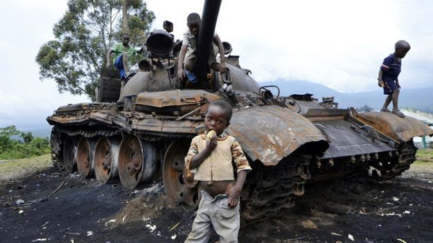 Dzieci bawią się przy zniszczonym czołgu rebeliantów M23
