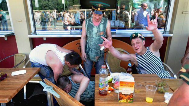 Rosyjscy weterani świętują przy alkoholu z okazji Dnia Straży Granicznej - zdjęcie z 2009 r.